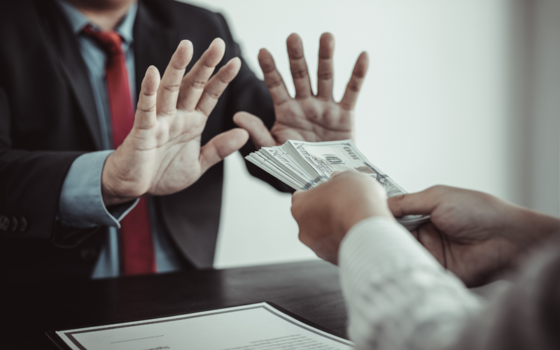 Ein Mann in Krawatte lehnt eine Bargeld Zahlung ab